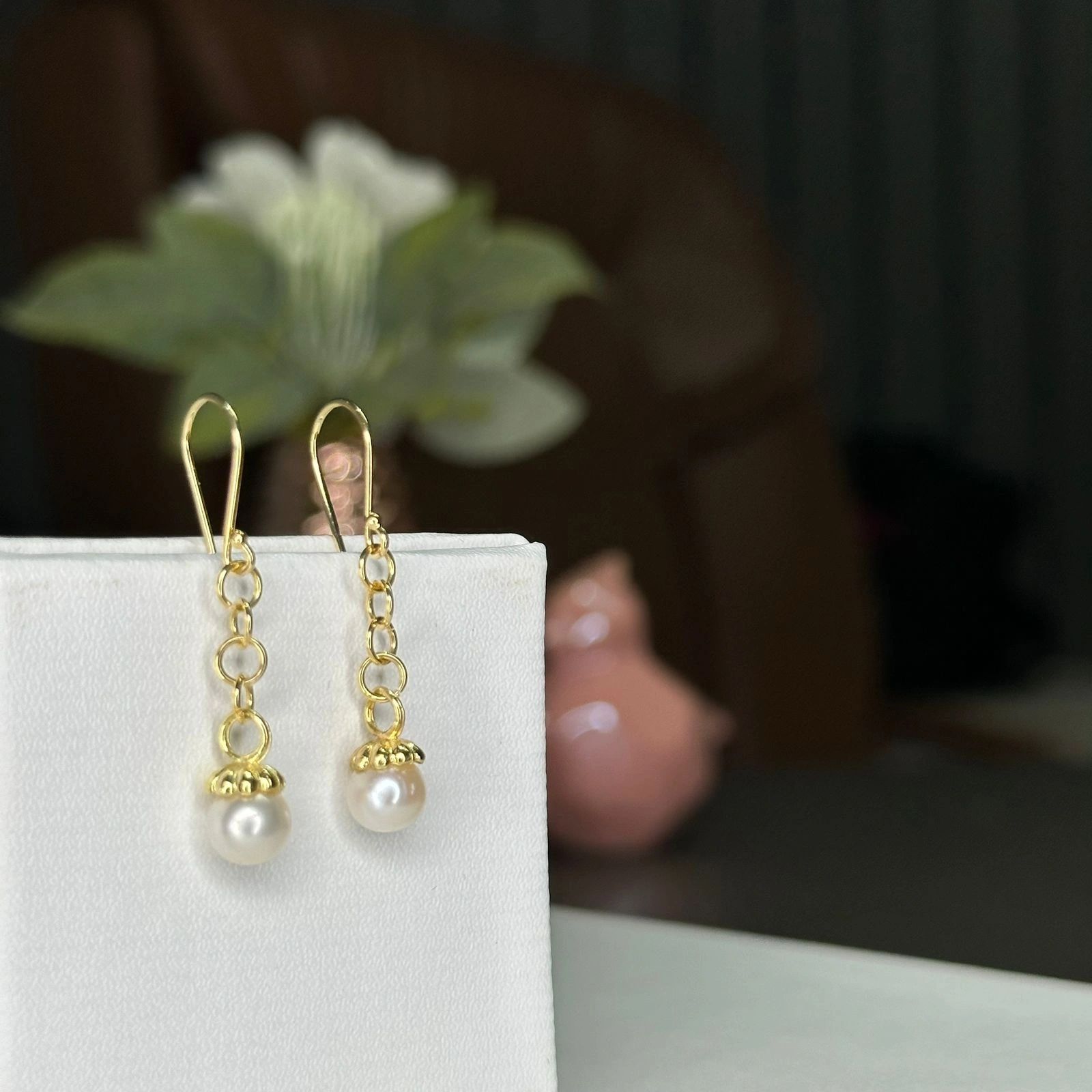 Pearl drop earrings in gold